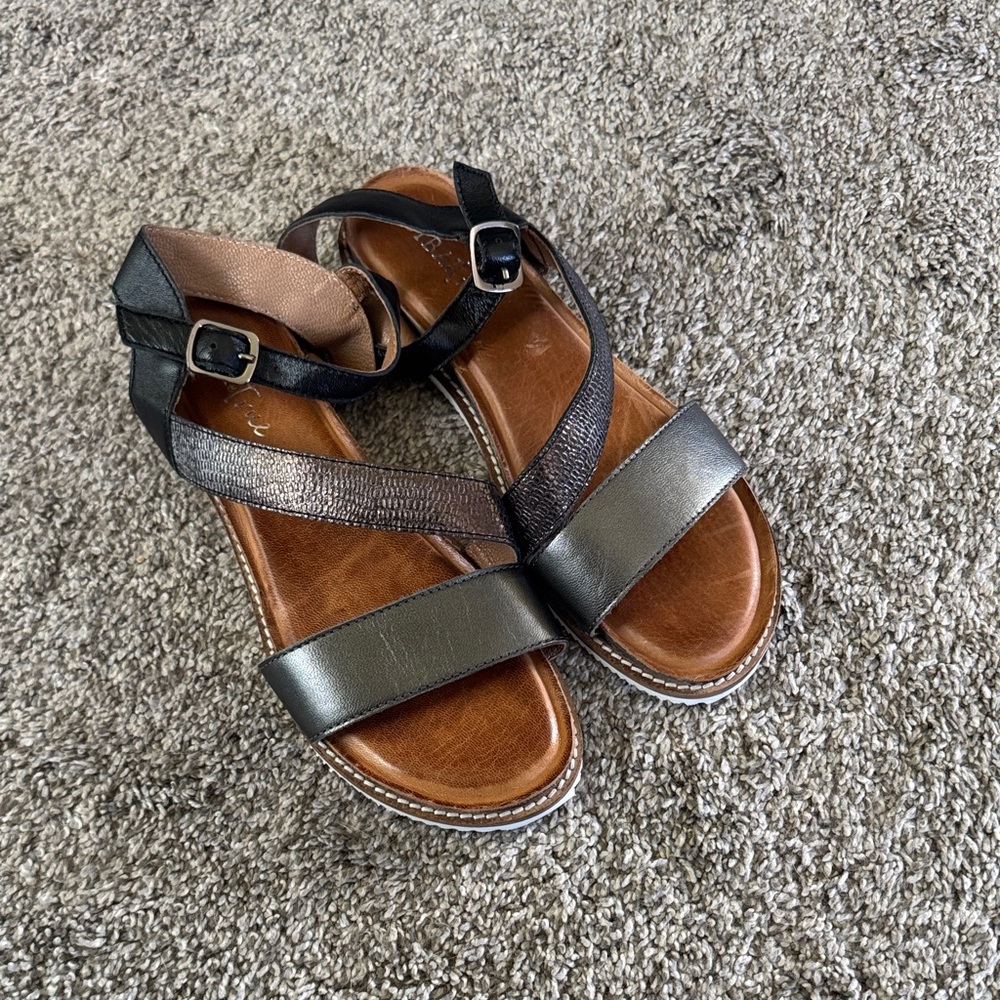 Brand New Diba True leather sandals size 8